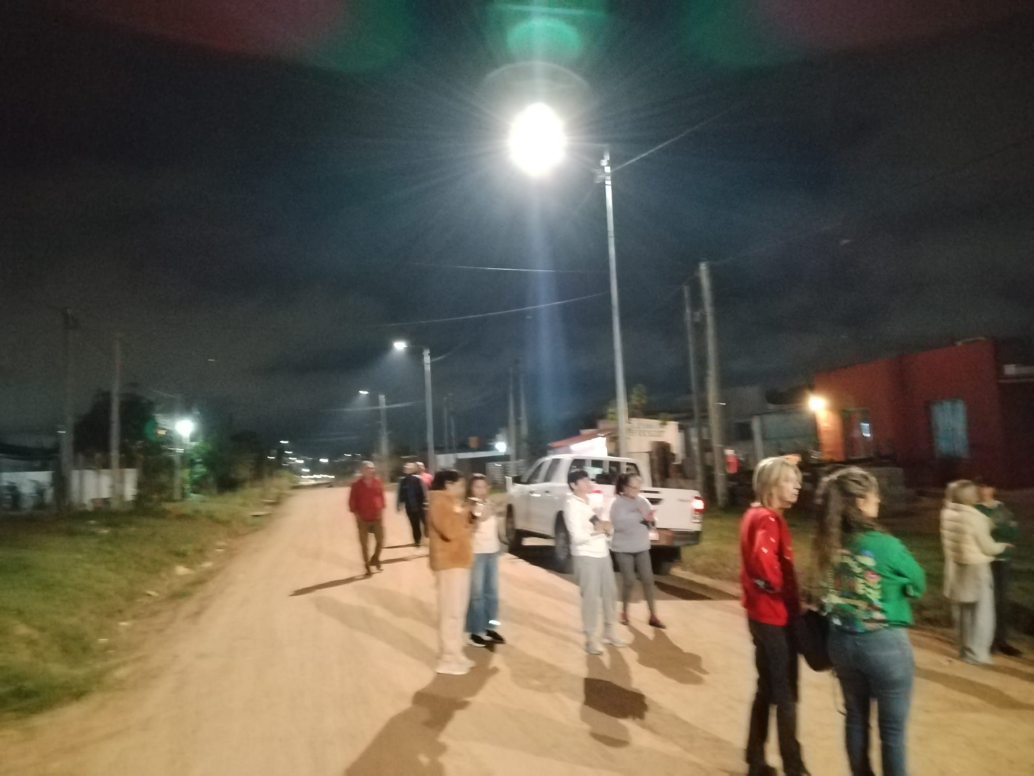 Vecinos de barrio Los Vascos celebran el encendido del alumbrado público