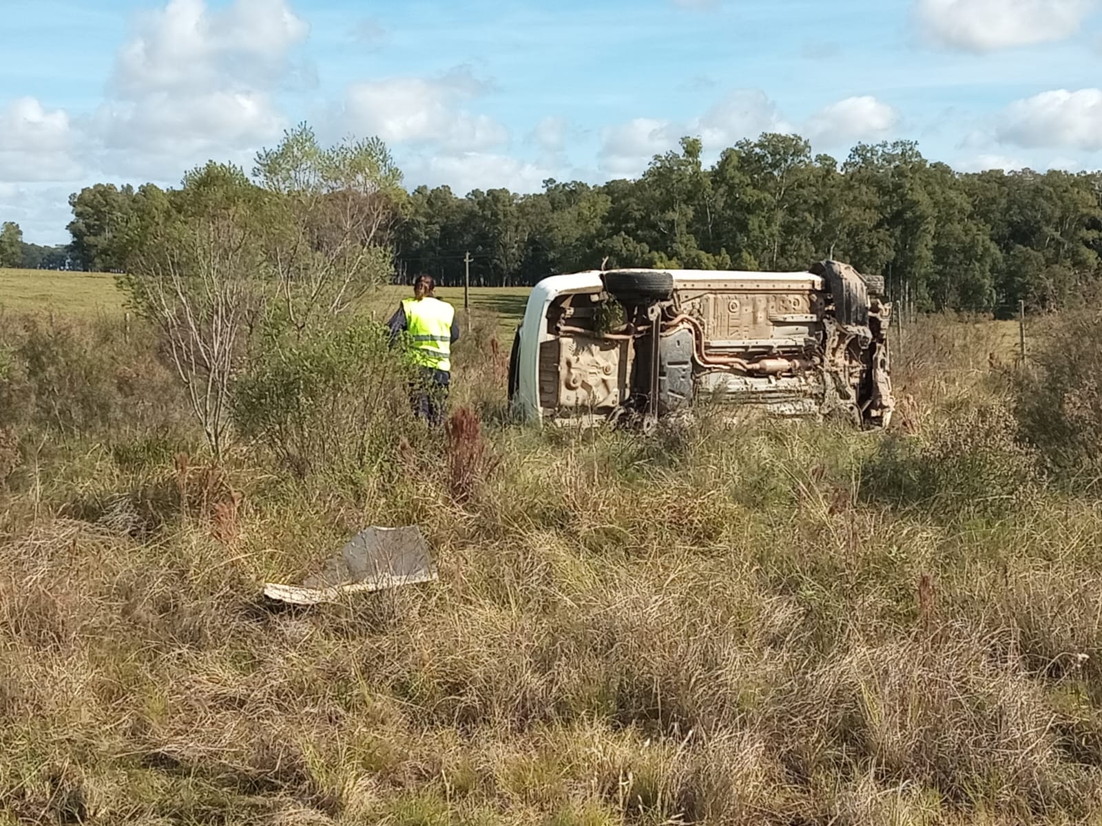 Un automóvil volcó este medio día en la ruta 8 tramo Melo Aceguá