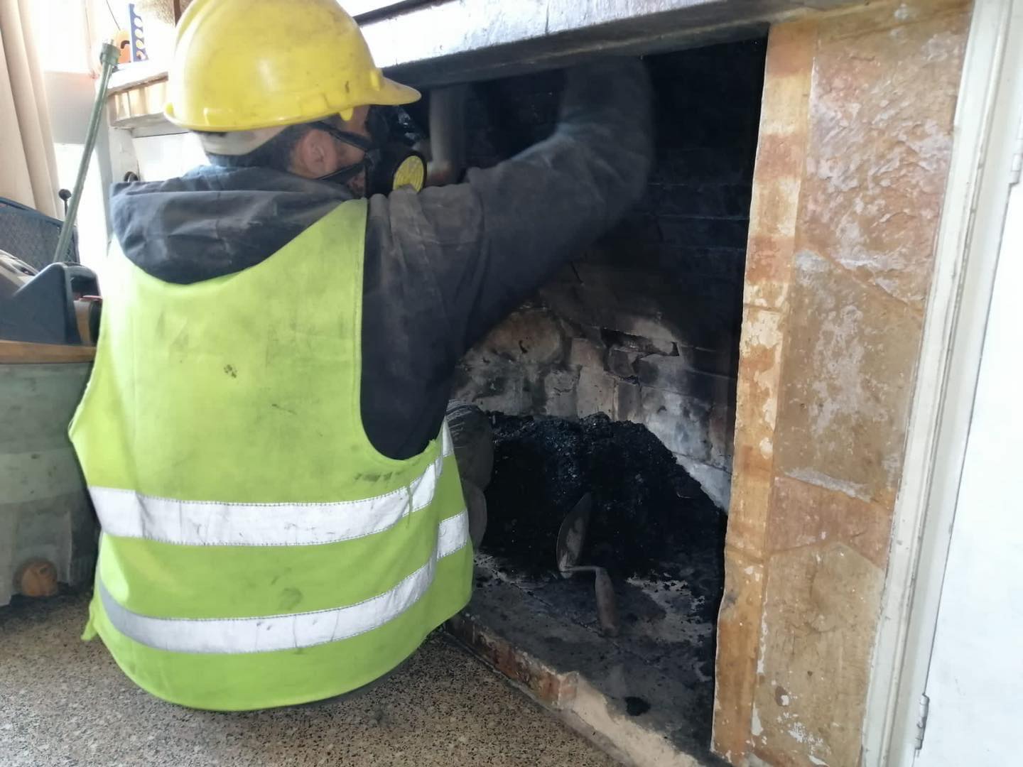 Ante el descenso de la temperatura y el encendido de las estufas, el servicio del deshollinador tiene alta demanda por estos días