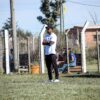 Un ex jugador profesional que continúa su carrera en el fútbol amateur transmite sus conocimientos a los más pequeños