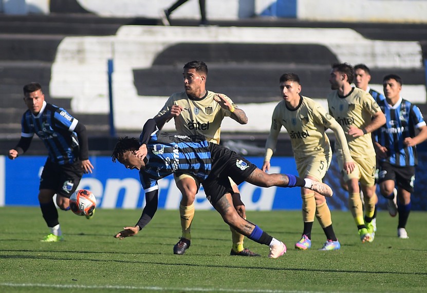 Liverpool le ganó a Peñarol y avanzó al segundo lugar de la tabla anual del Campeonato Uruguayo que lidera Nacional