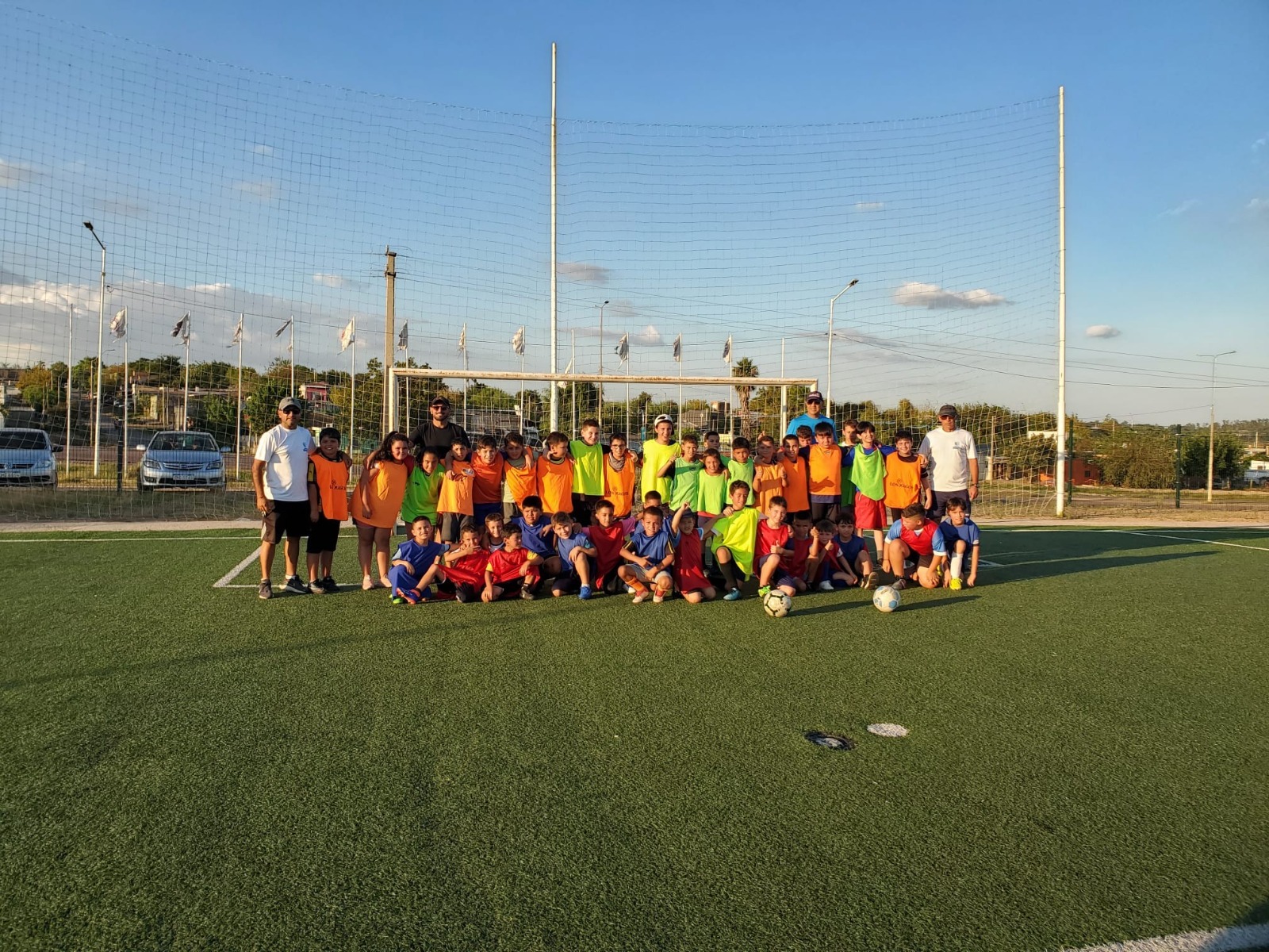 Ochenta niños y niñas asisten a diario a la Escuela Municipal de Fútbol Infantil