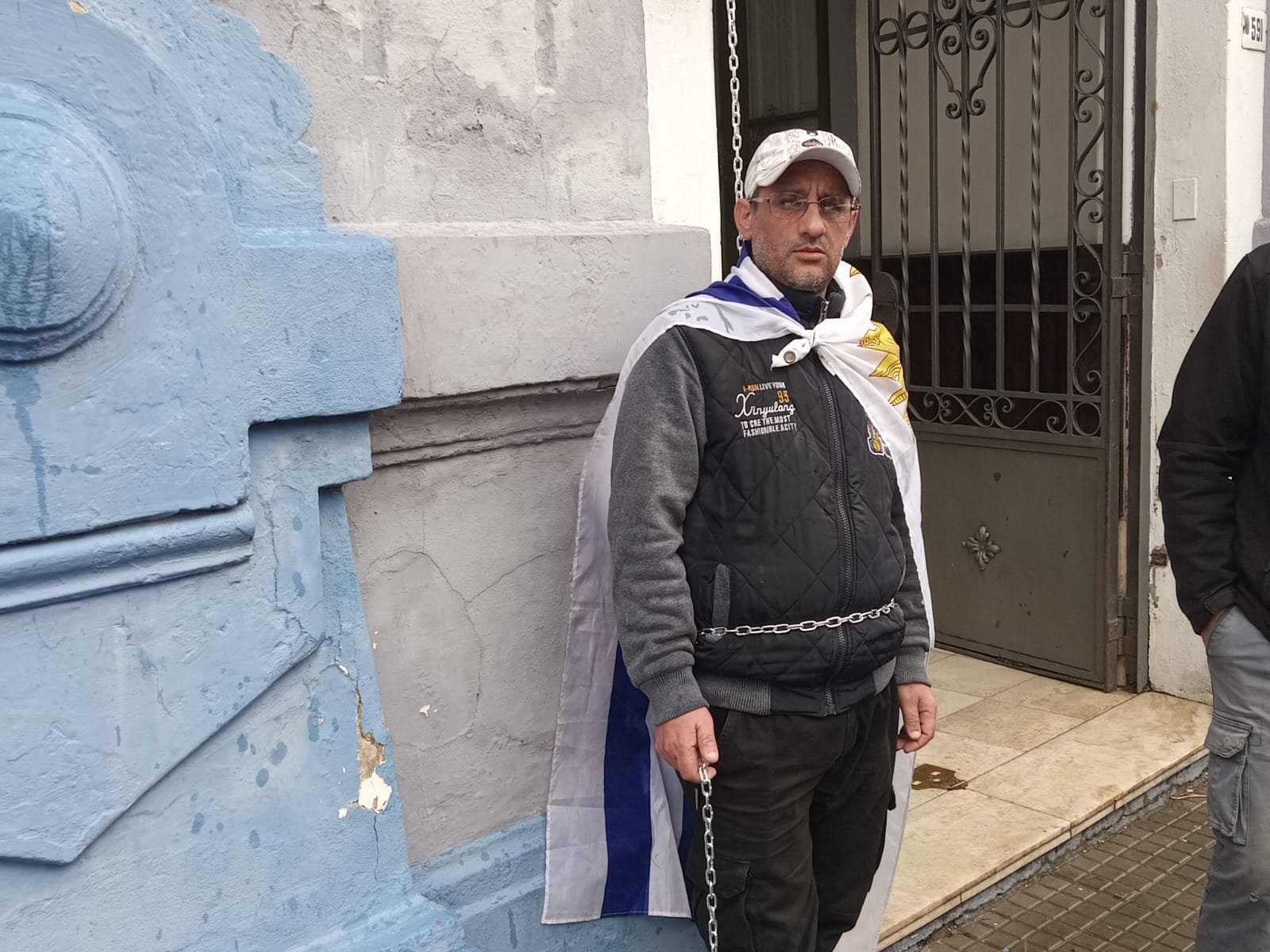 Un ex trabajador de la Intendencia de Cerro Largo se encadenó en las puertas del edificio comunal