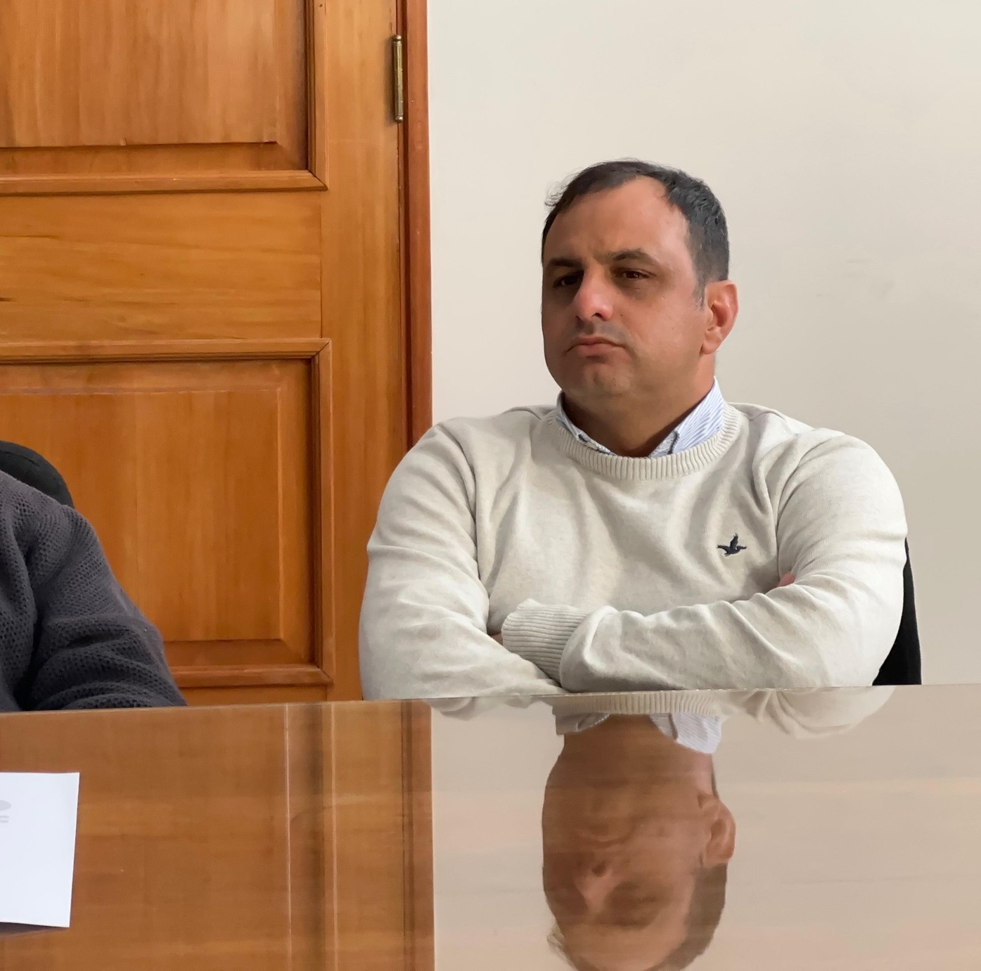 “Se lo tendría que pedir al ex intendente”, aseguró Morel al referirse a los reclamos del ex funcionario que continúa encadenado en la Intendencia