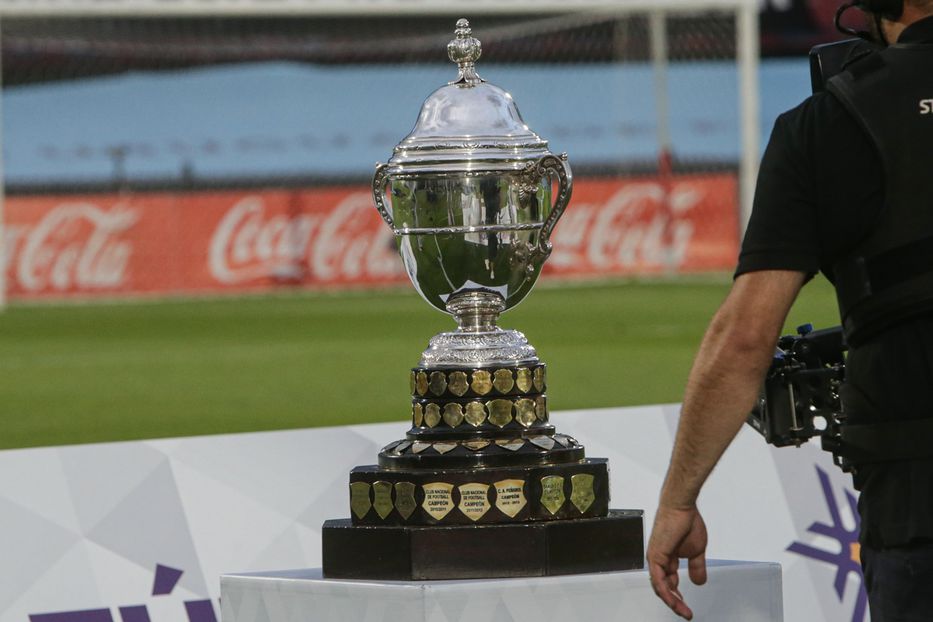 En medio de una serie de rumores sobre altas y bajas, comienza hoy el período especial de pases en el fútbol uruguayo.
