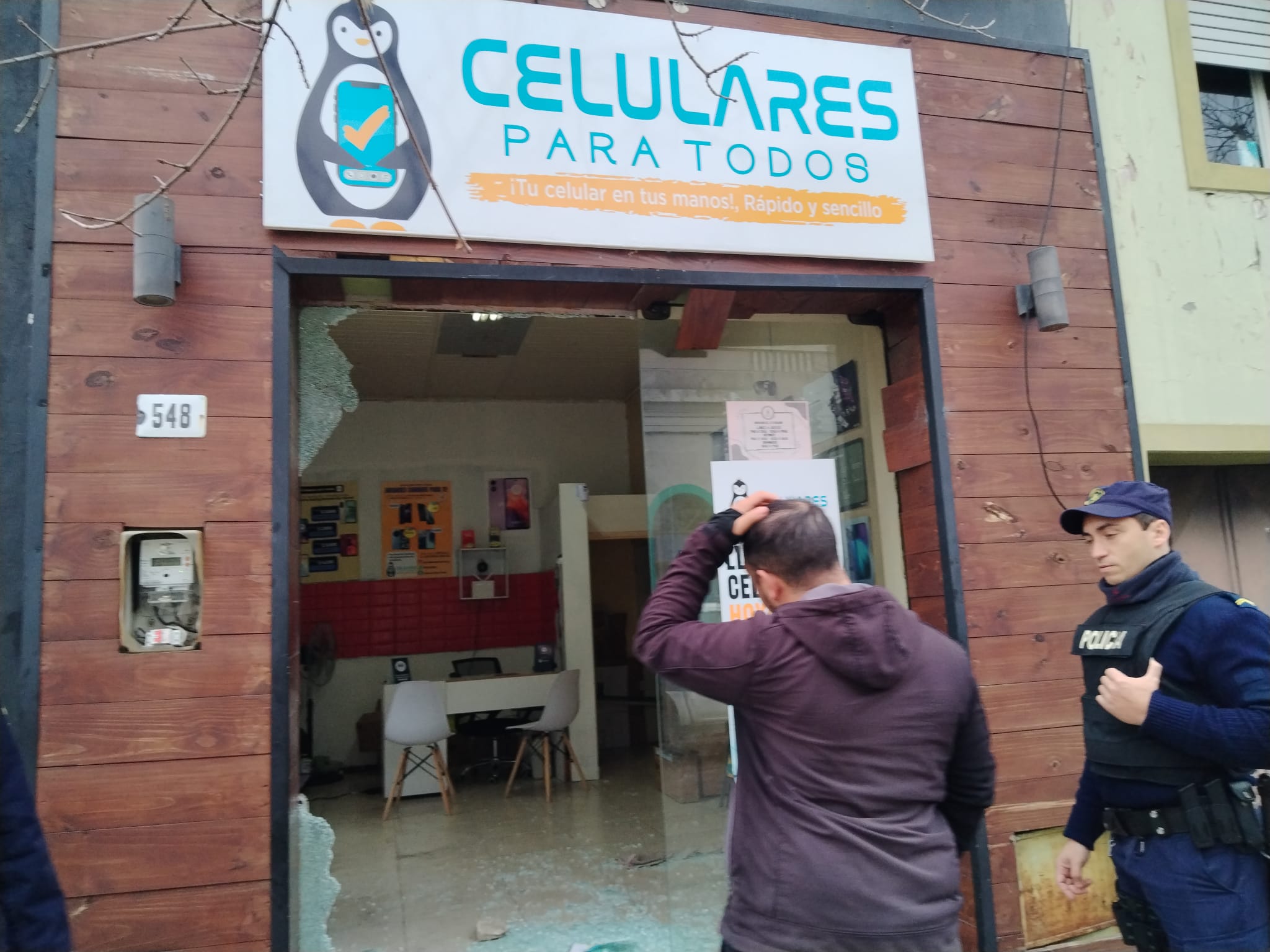 La policía investiga los daños y el hurto a un local de celulares del centro de Melo