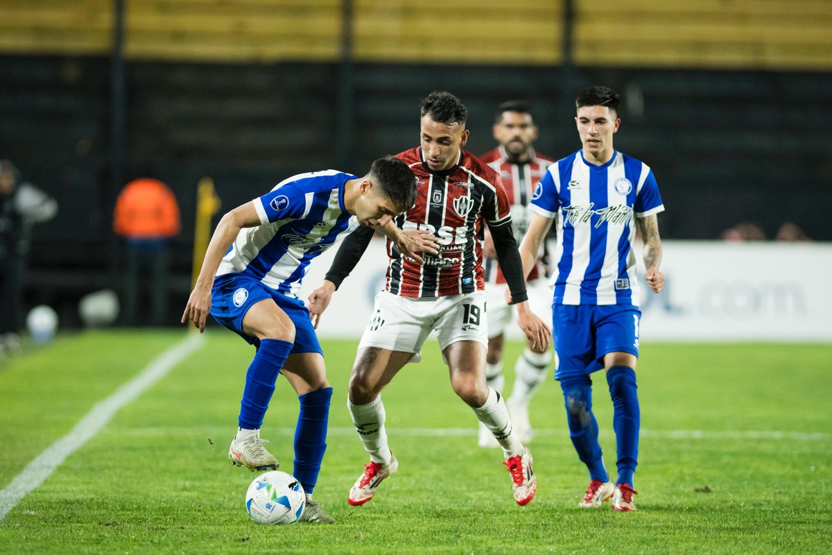 Fin del sueño: Cerro Largo FC perdió 3 a 0 ante Central Córdoba y quedó eliminado de la Copa Sudamericana.