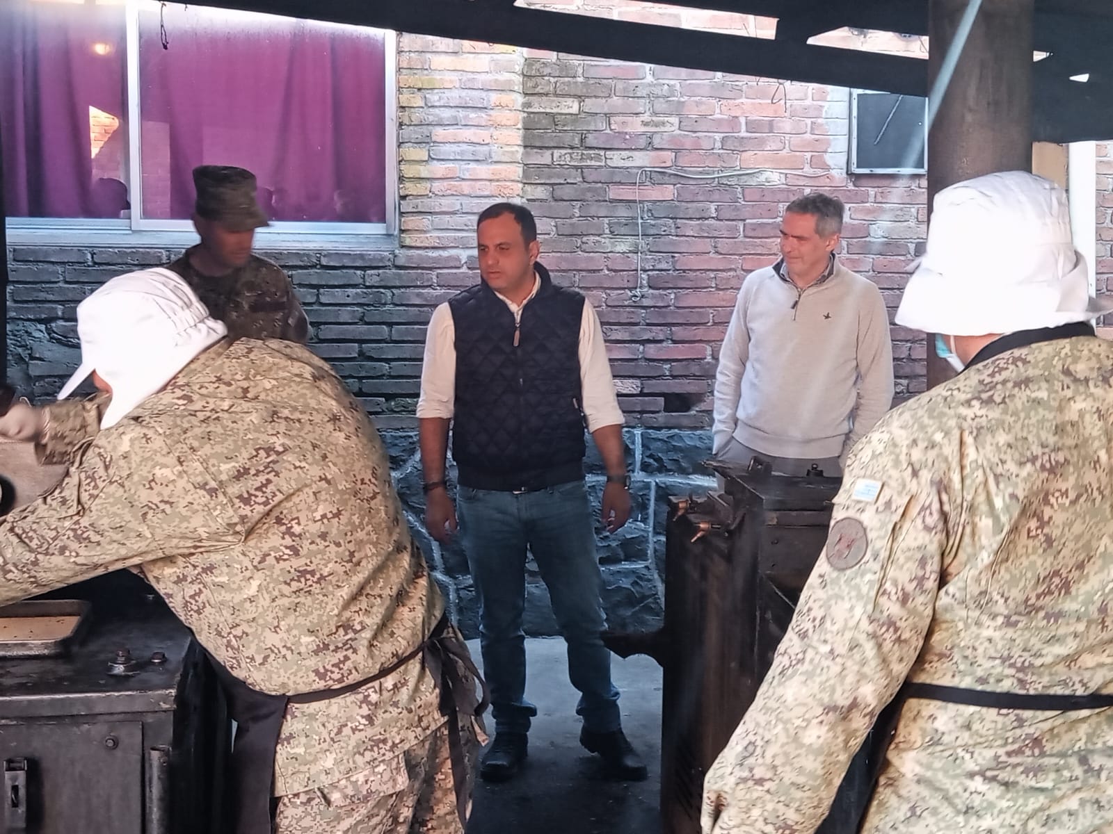 20 son los efectivos militares que destina el octavo para el servicio plato caliente