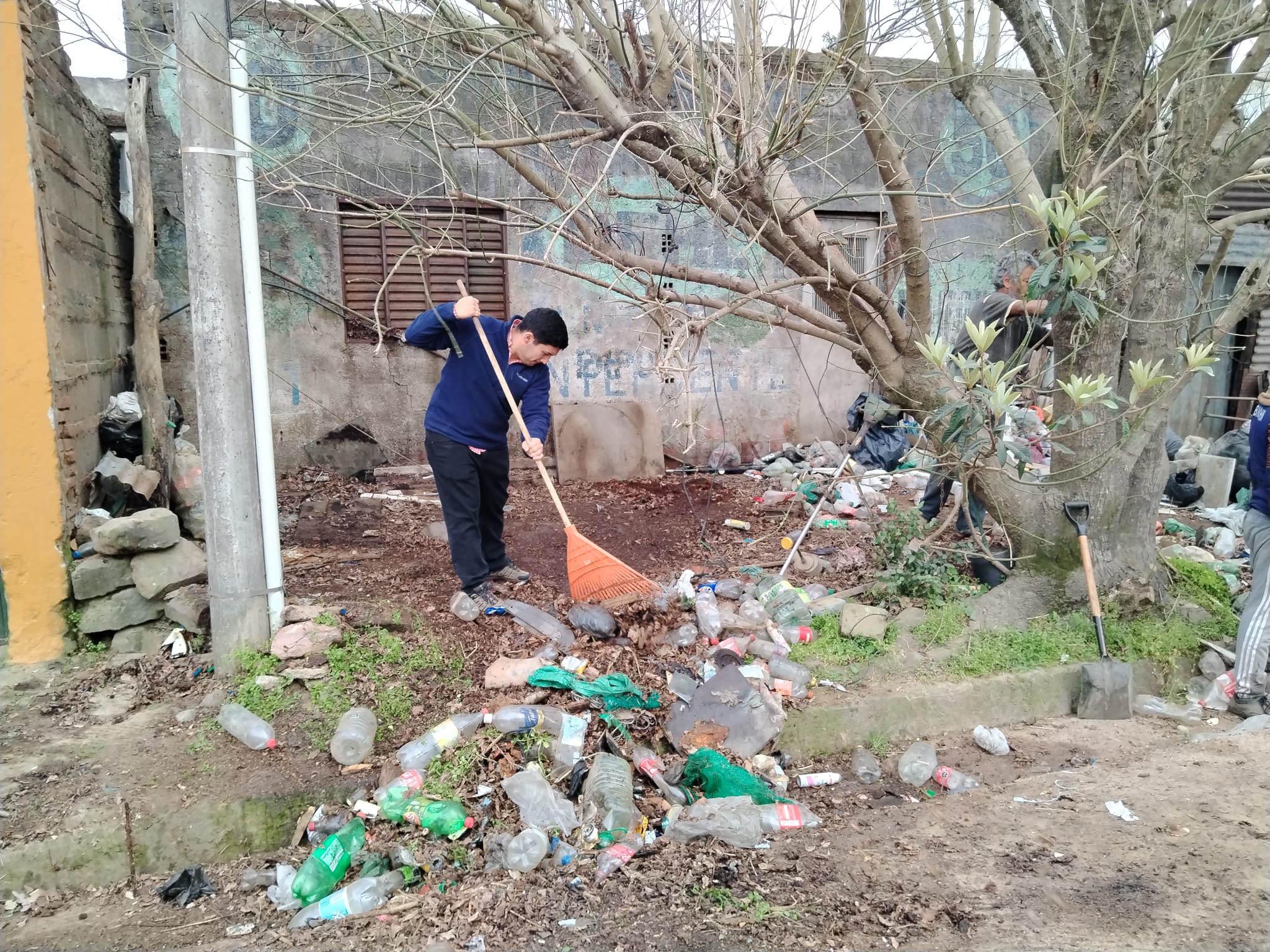 La Intendencia intervino en acopio de basura y chatarra en barrio Progreso