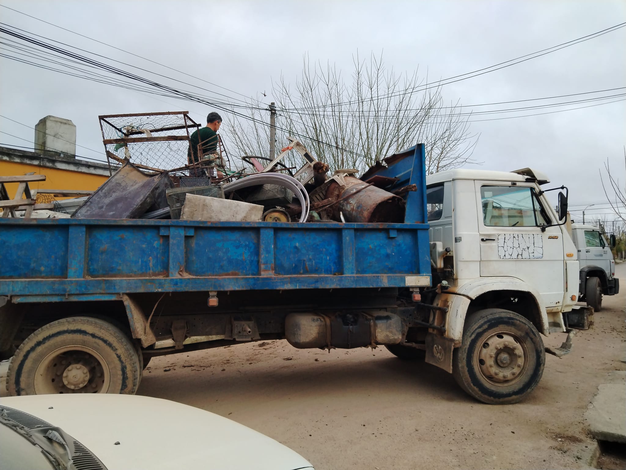 Mal de Diógenes: La Intendencia intervino en la vivienda de barrio Progreso donde desde hace años vecinos denuncian un cuadro de contaminación ambiental