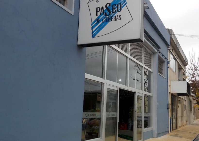 Vendedores del paseo de compra organizan una gran cena show