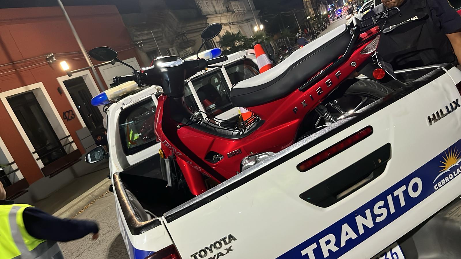 Trabajo en conjunto entre Tránsito y la Policía permitió intervenir a tres motociclistas por conducción temeraria en el centro de Melo.