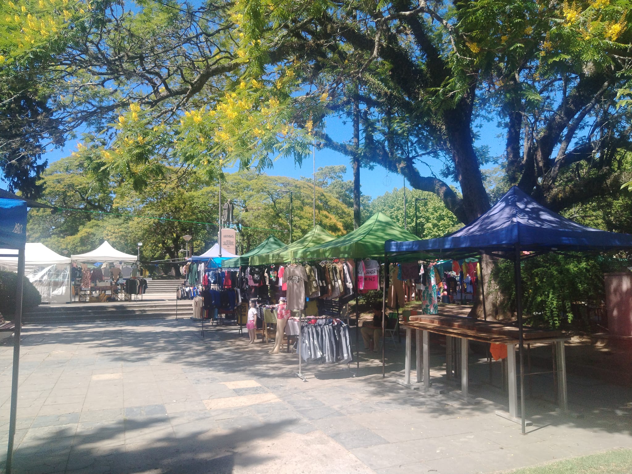 La intendencia reorganizará la feria de los domingos y fortalecerá los paseos de compra vecinales