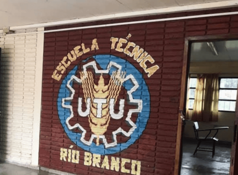 Estudiantes de UTU Río Branco difunden las características del curso de rehabilitación física y masoterapia