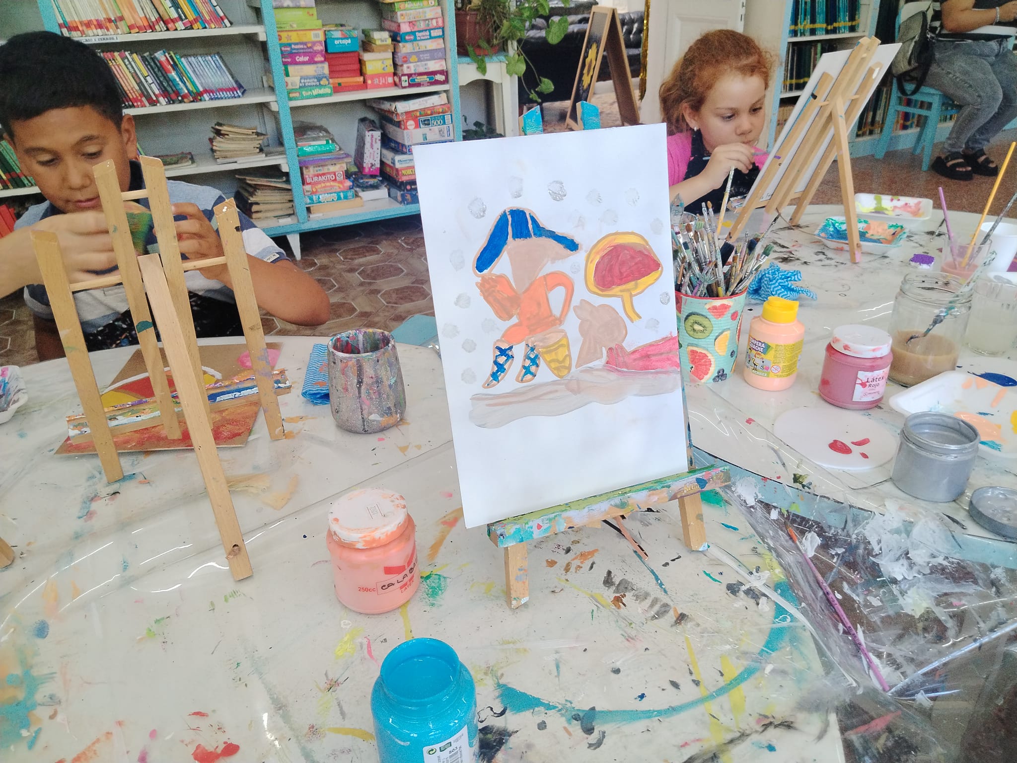 Un taller de arte y candombe se desarrolla en la sala de lectura infantil del Club Unión de Melo
