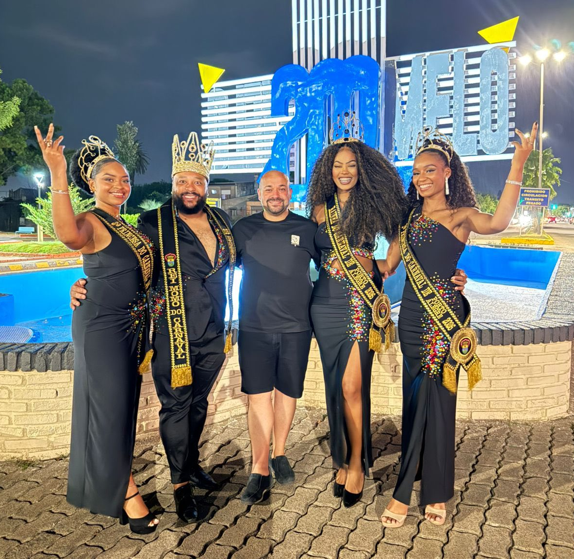 Con la noche de las escuelas de samba el carnaval callejero de la capital retoma hoy su brillo