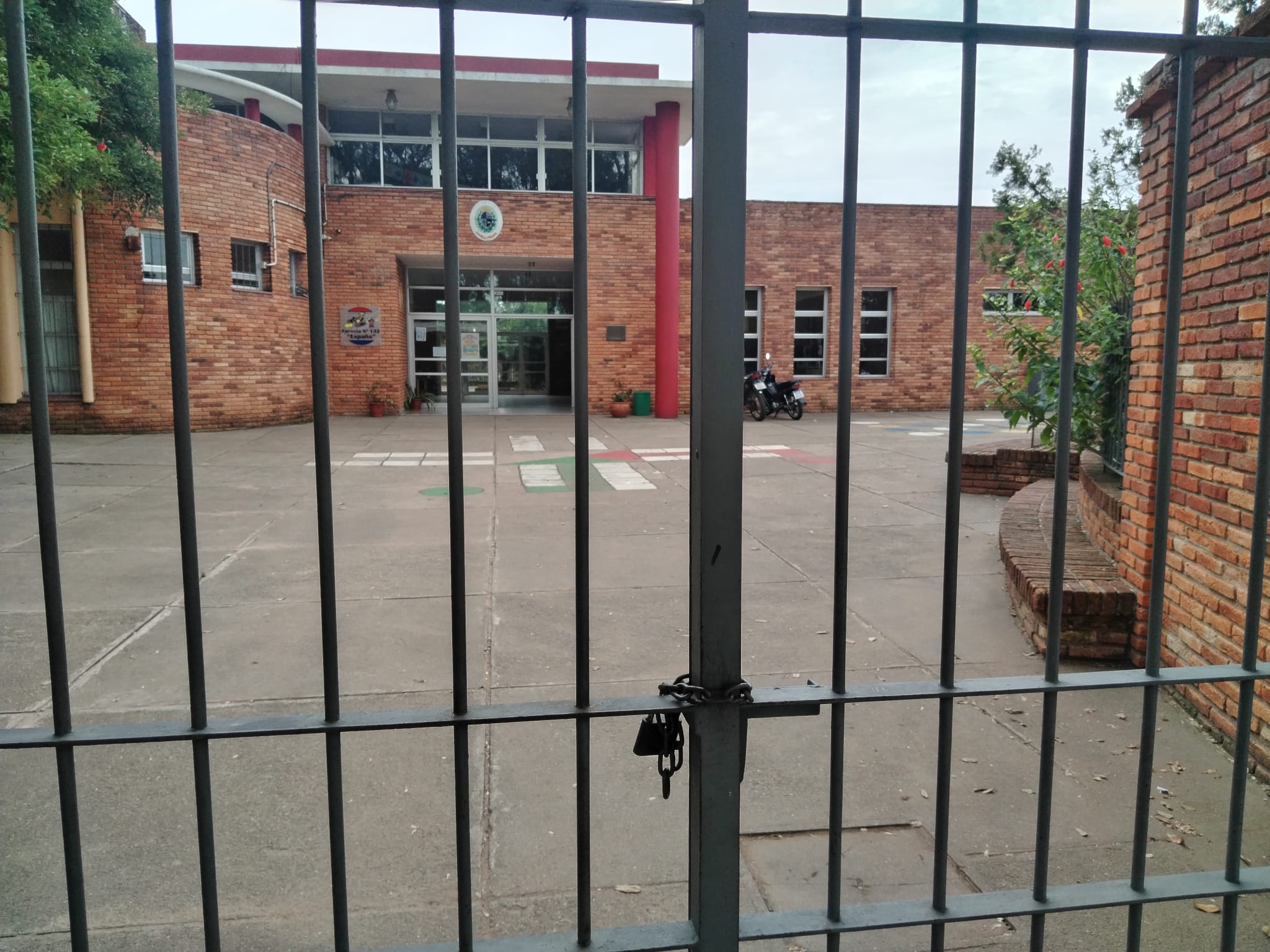 Apoyo a la docente: varias escuelas del departamento han permanecido con sus puertas cerradas en esta jornada