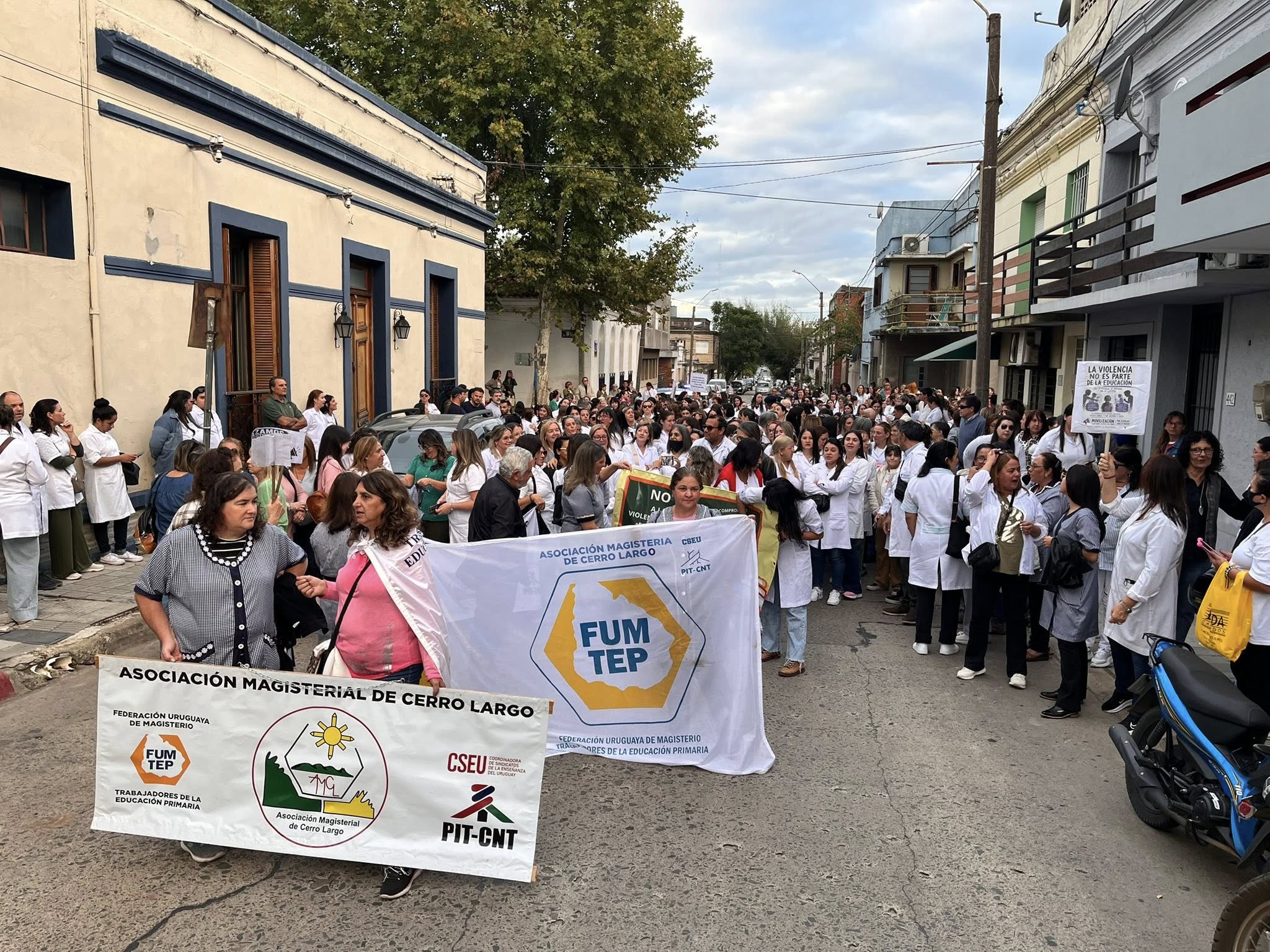 Los maestros de Cerro Largo reclamaron respeto, cuidado y respuesta