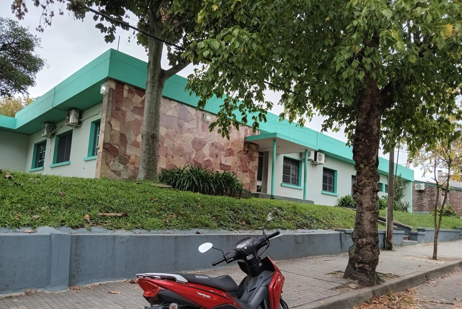 Vecinos del Hogar de Varones denuncian hechos de desorden, consumo de drogas y apedreas