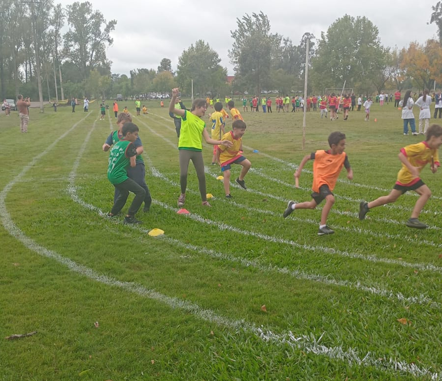 Entre 700 y 900 niños participan este año de los encuentros de atletismo escolar en Cerro Largo
