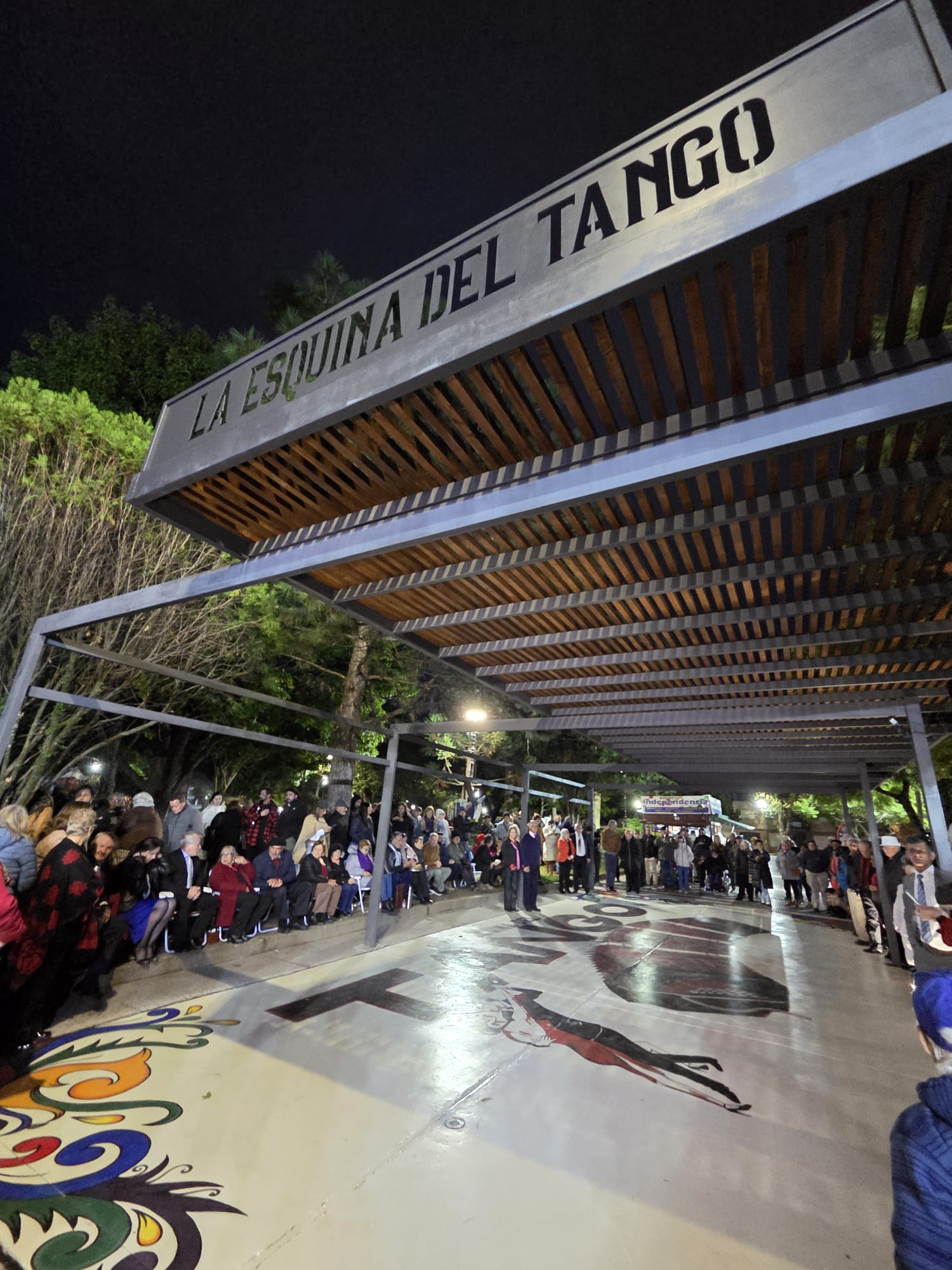 Tangueros de Paysandú bailaron en la nueva “Esquina del Tango”