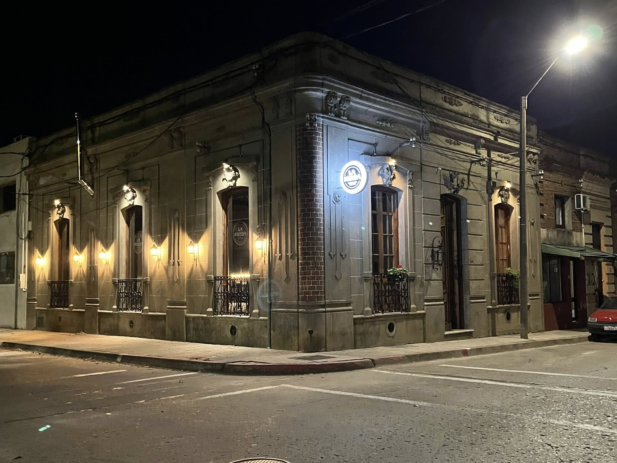 “La Rueda” inaugurará esta noche su nuevo local en Muniz y Del Pilar