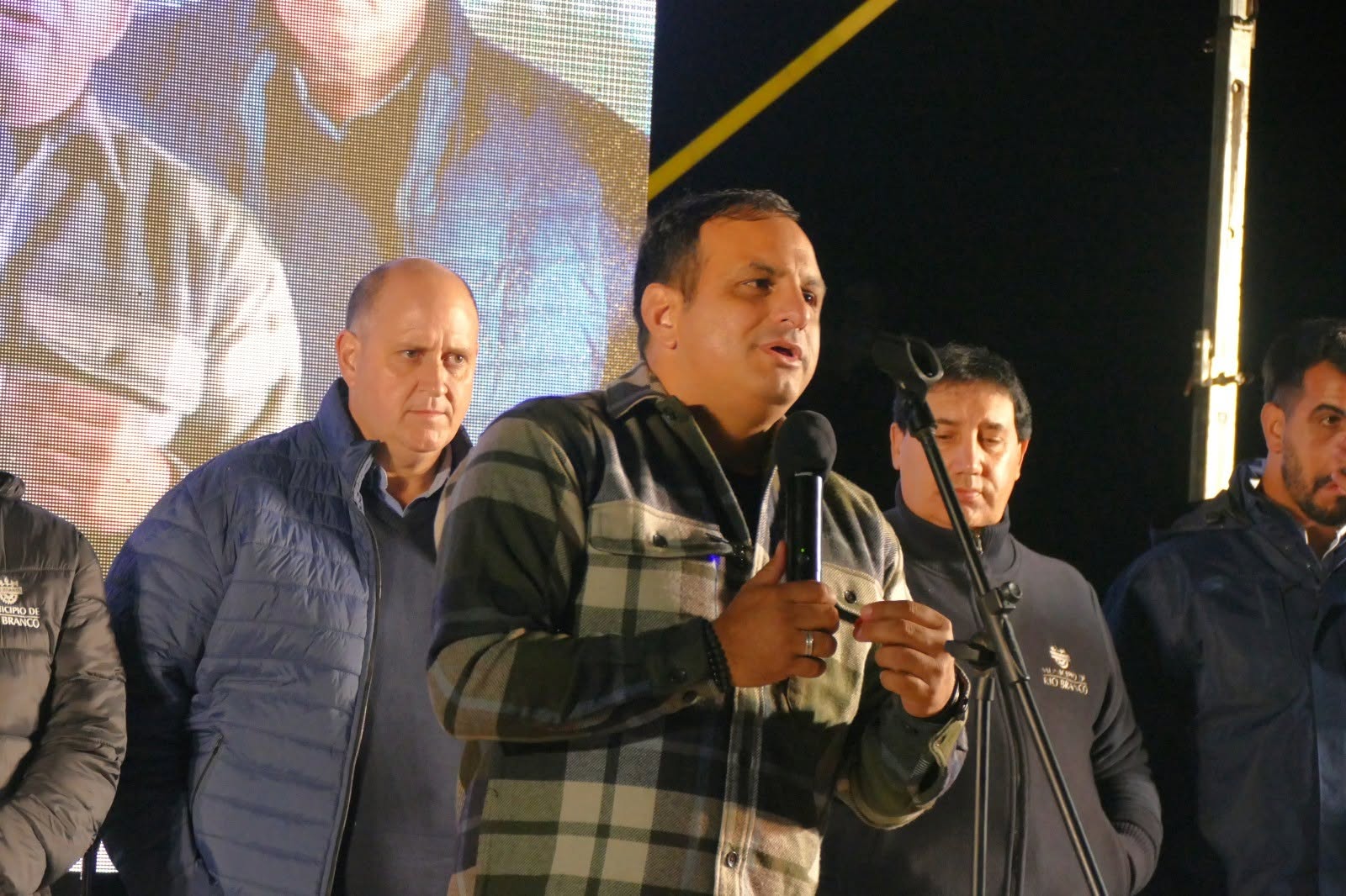 El Intendente de Cerro Largo se comprometió a respaldar con más de 70 millones de pesos la transformación de la calle Virrey Arredondo y bituminizar barrios de Río Branco