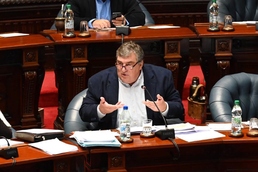 “De la interpelación surge la clara realidad de que el país está comprometido en su nivel de actividad, las finanzas públicas están complicadas y que la deuda va en un camino que será bastante difícil de superar en el futuro”, dijo Sergio Botana