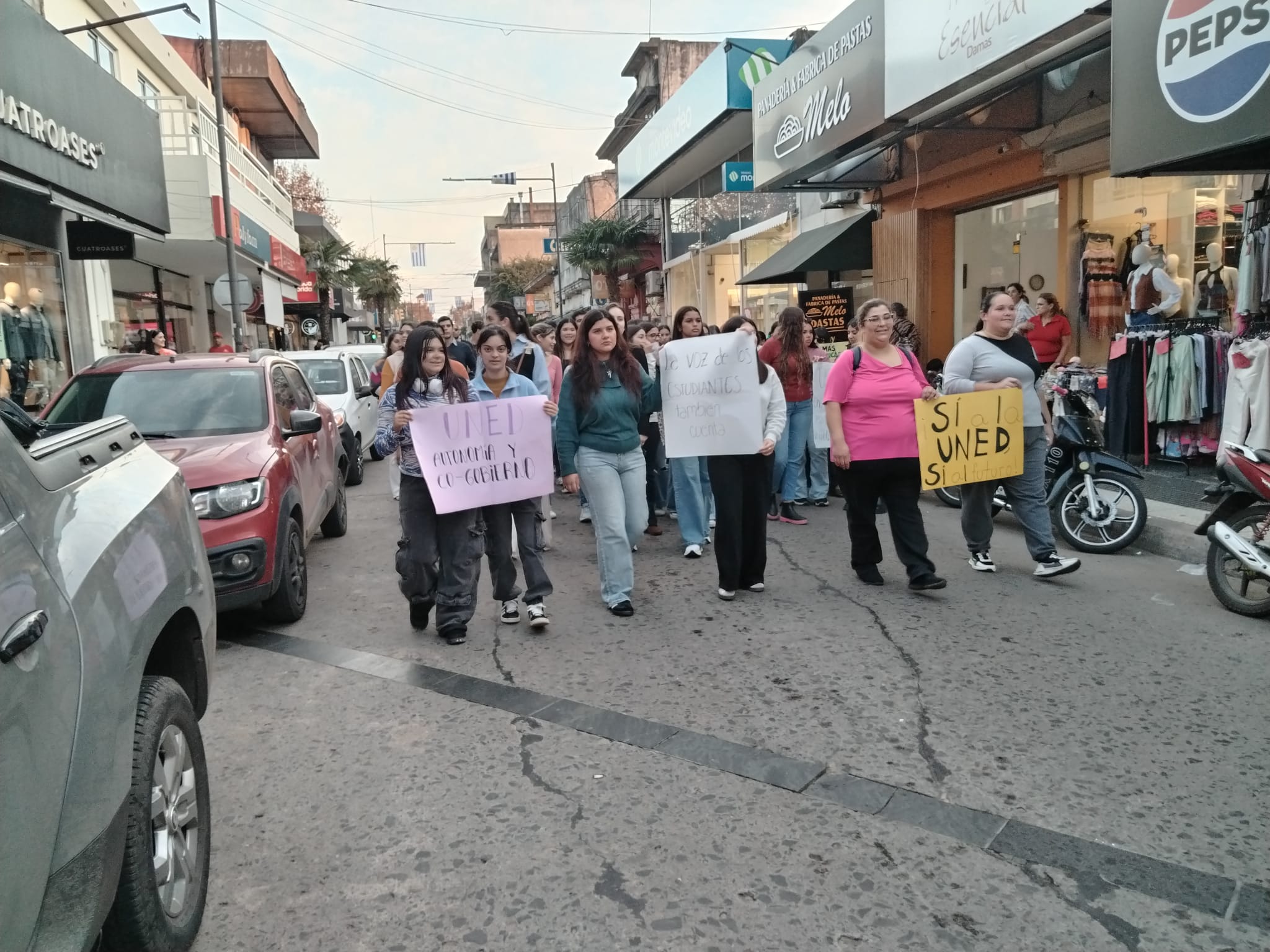 Estudiantes del Instituto de Formación Docente de Melo se movilizaron en apoyo la creación de la Universidad Nacional de la Educación