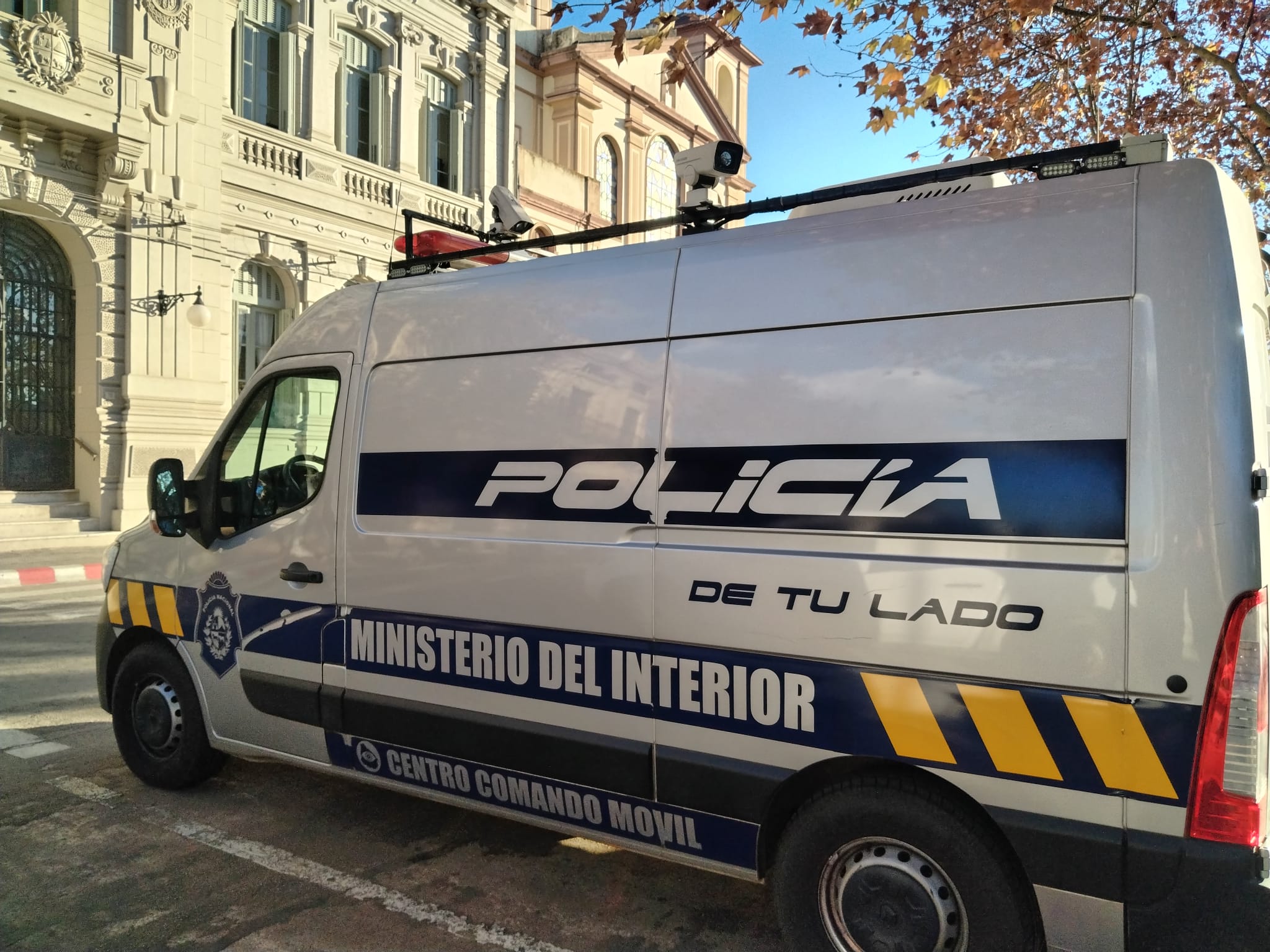 Una moderna unidad que pertenece al centro de comando móvil del Ministerio del Interior trabaja en Melo