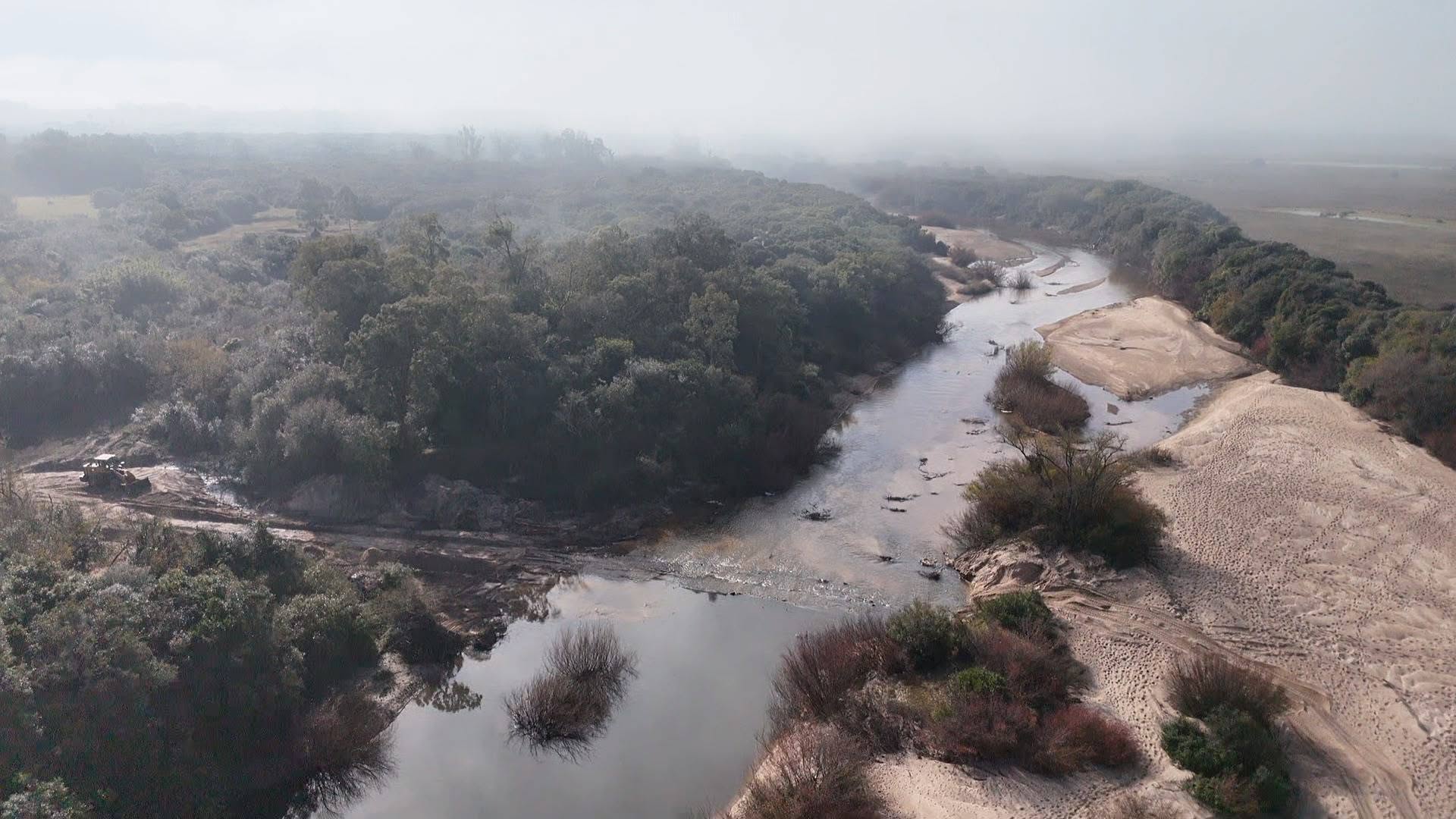 La comunidad de Plácido Rosas esta alerta por la intervención de privados en la costa del Río Tacuarí