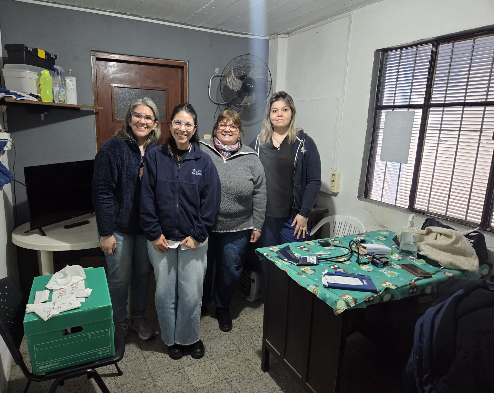Personas evacuadas por las inundaciones son valoradas desde el punto de vista médico por personal capacitado