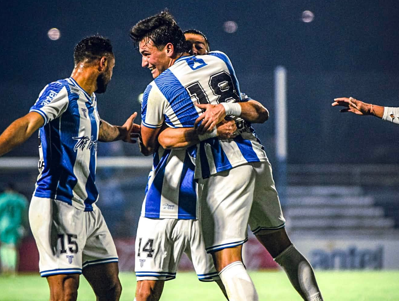 Cerro Largo tendrá hoy la más que difícil misión de dar el batacazo, ganarle de visitante a Peñarol y obtener su clasificación a la final del Torneo Intermedio