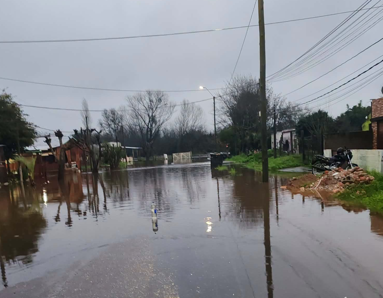 La Intendencia de Cerro Largo, Mides y Cruz Roja asisten a las familias que se encuentran evacuadas en el Gimnasio Municipal de la calle Darío Silva