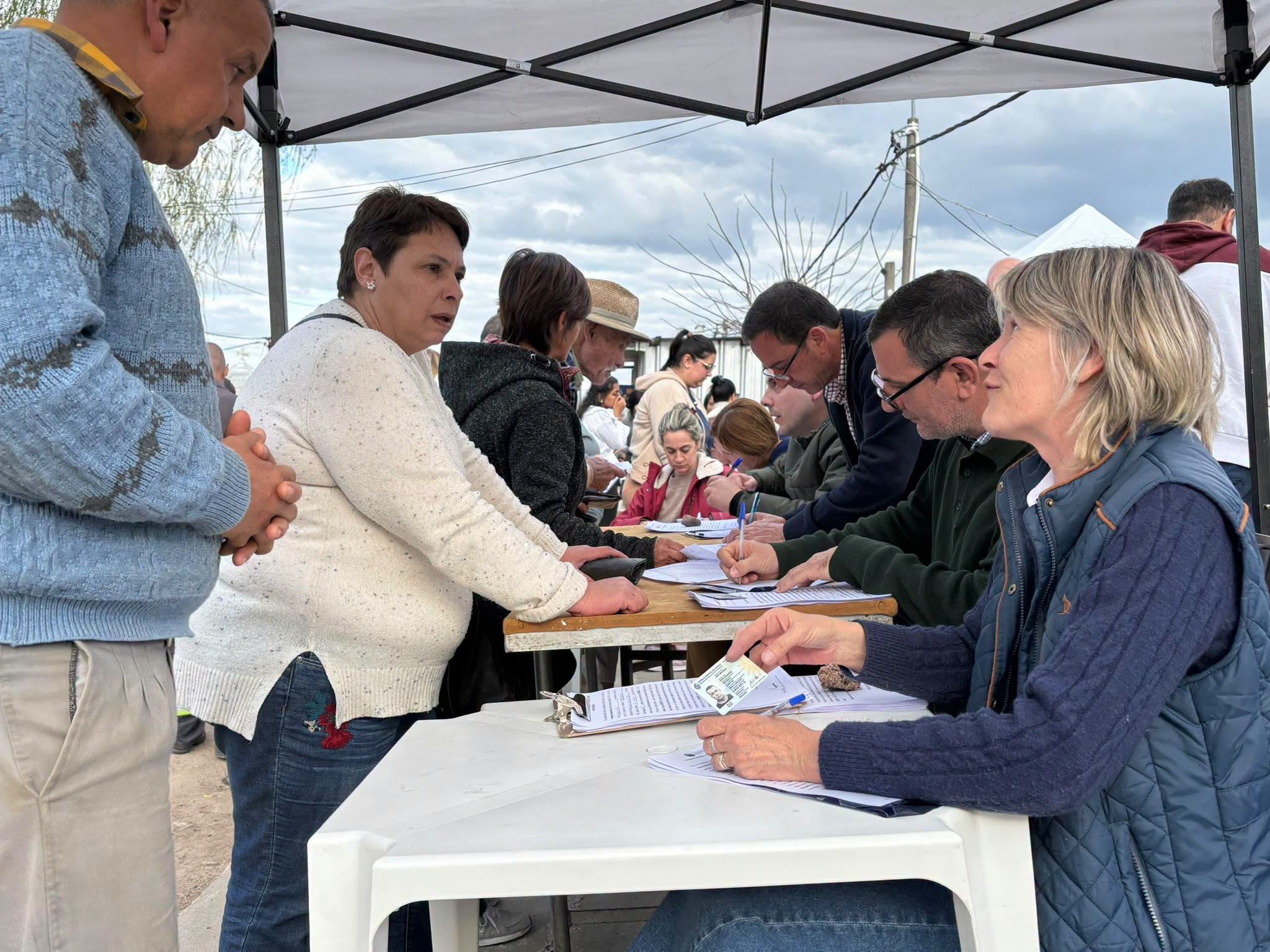 Con importante nivel de adhesión por parte de los vecinos la intendencia distribuyo mini contenedores en barrio Ruíz