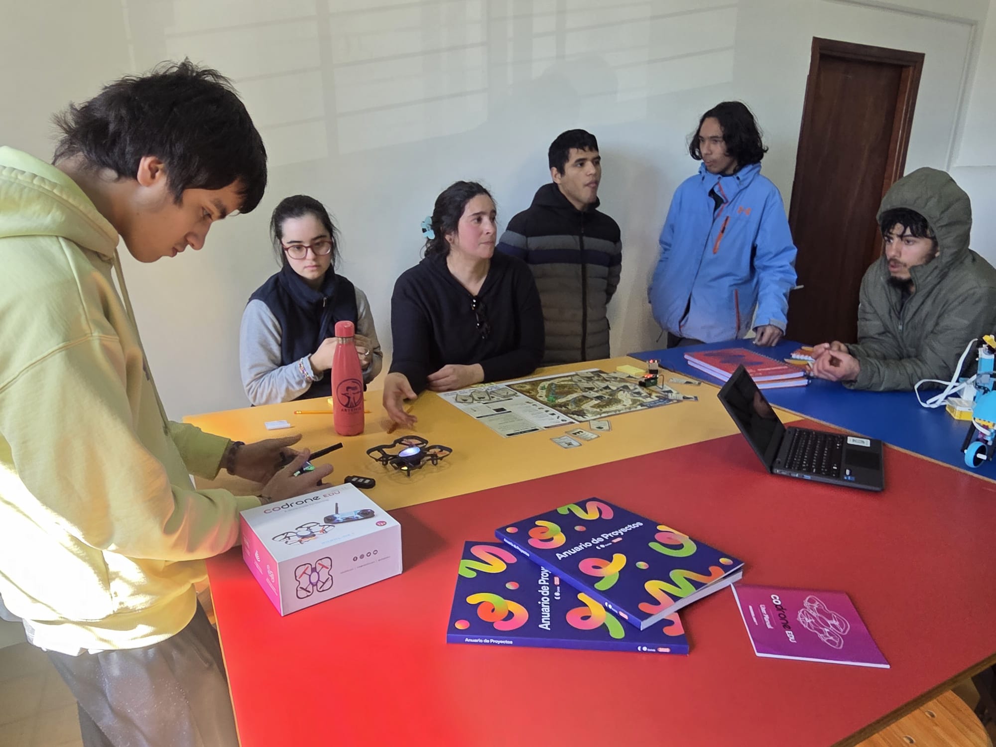 El Ministerio de Educación y Cultura asegura equipamiento, formación y acompañamiento para el funcionamiento de los laboratorios tecnológicos en los CECAP