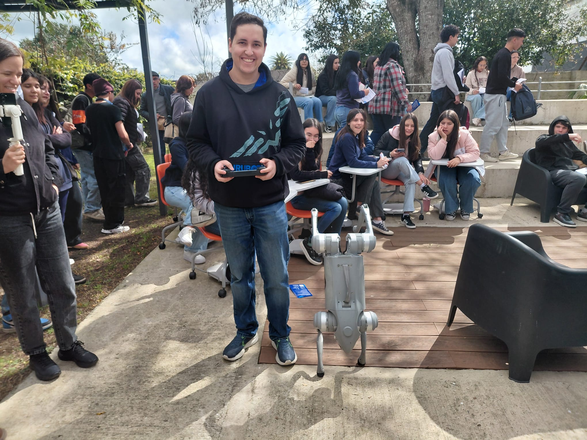 Un joven cerrolarguense recorre el Mundo con un perro robot