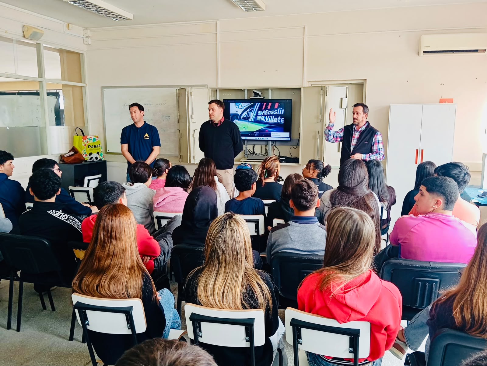El piloto Federico Ensslin brindó una charla en el liceo 4 en el marco del proyecto de seguridad vial
